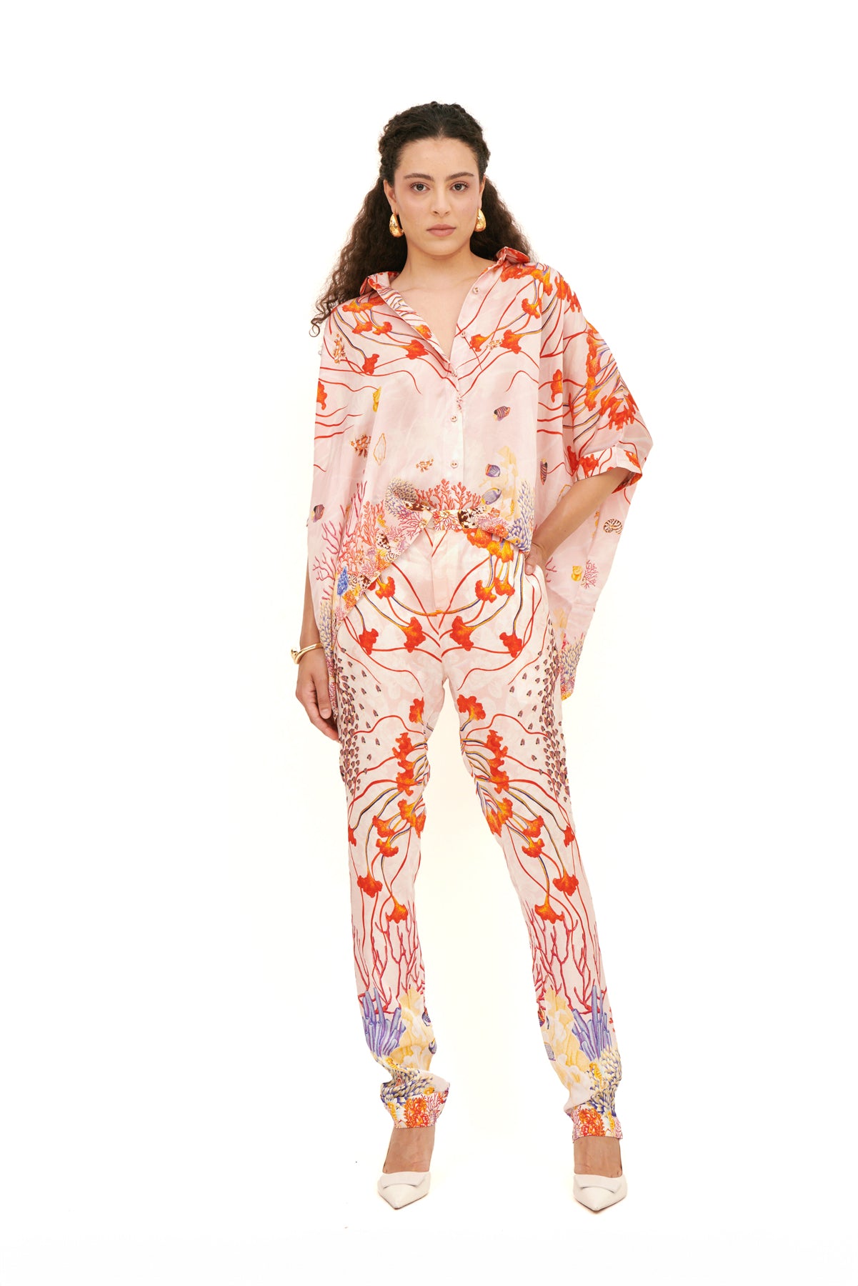 Oversized collared blouse with a relaxed fit and classic collar for a timeless look.