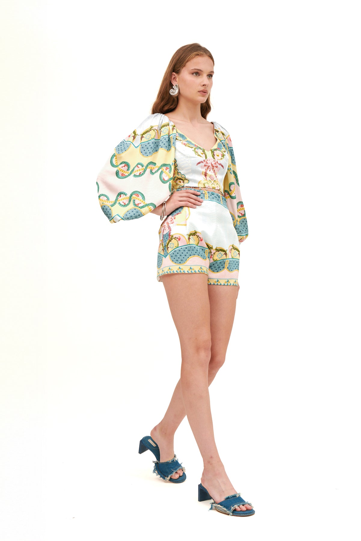 HIGH WAIST SHORTS WITH BUTTONS DETAILS