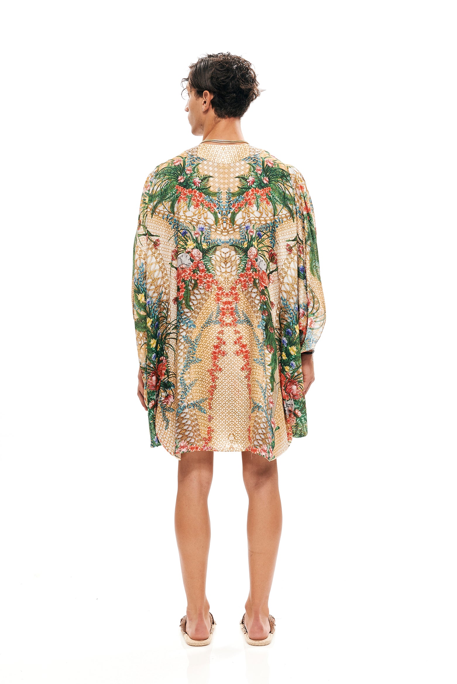 Shell cover-up in 75% Viscose and 25% Silk with "Alice Garden Natural Sand" print.