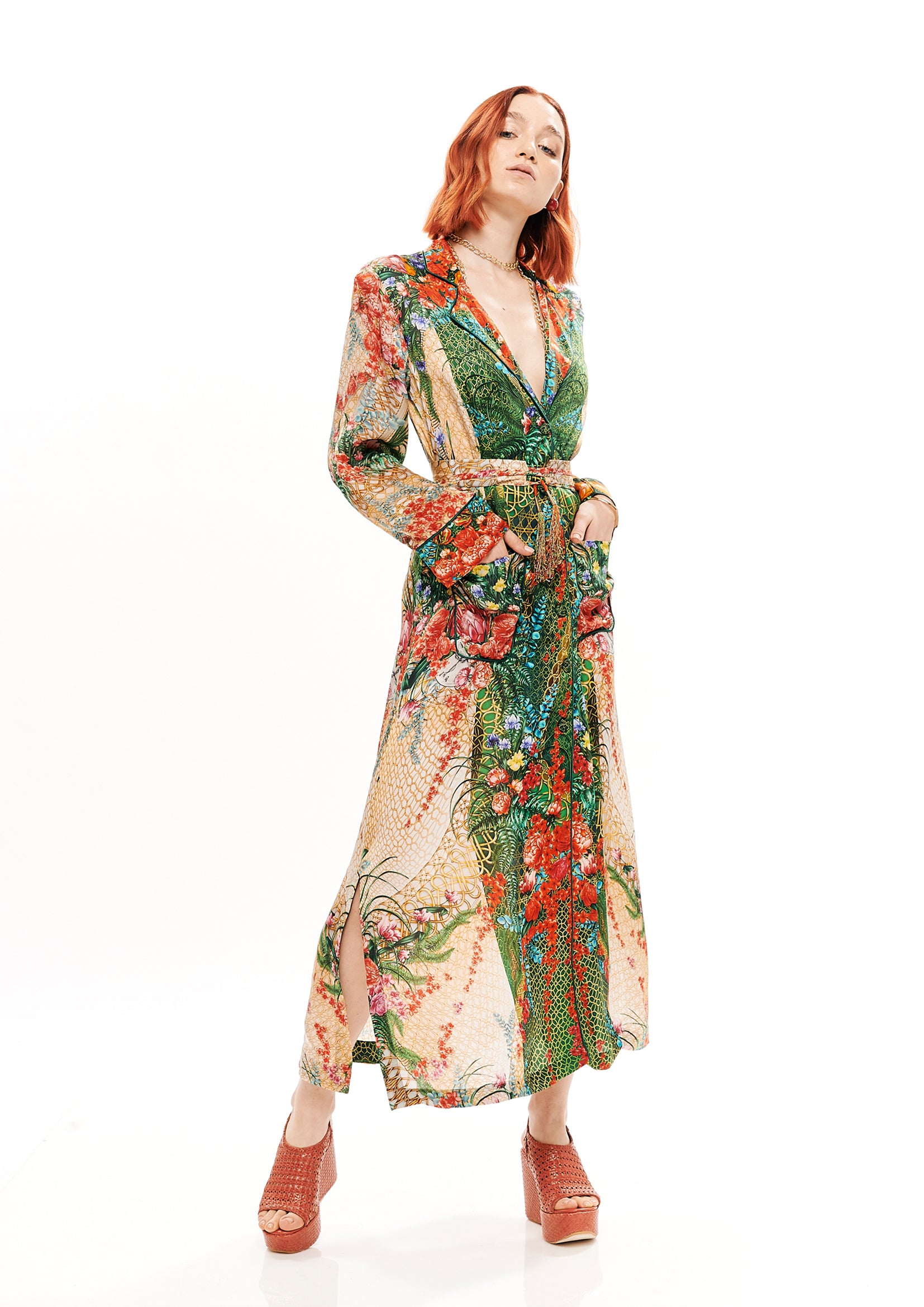 Block long jacket dress in 40% Silk and 60% Bemberg with "Alice Garden Natural Sand" and "Alice Garden Jungle" prints.