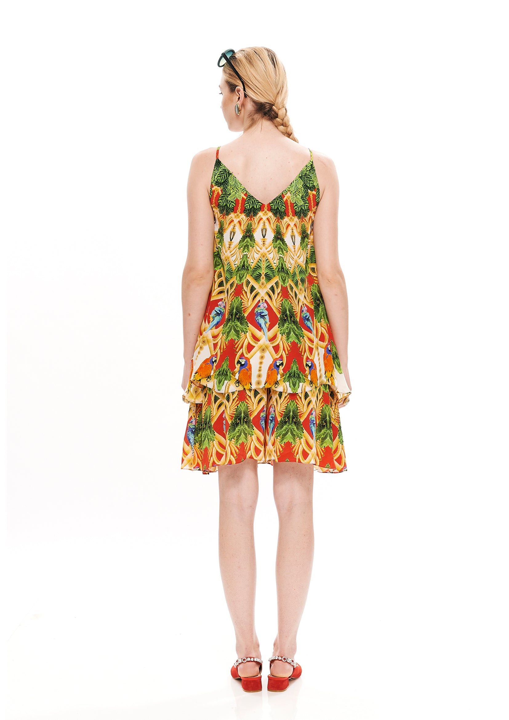 Shorts with elastic in 40% Silk and 60% Viscose with "Acanthus Temple Red" print.