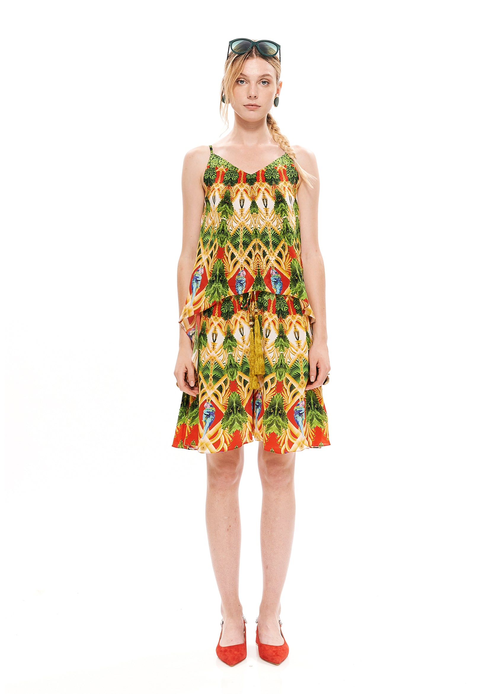 Shorts with elastic in 40% Silk and 60% Viscose with "Acanthus Temple Red" print.