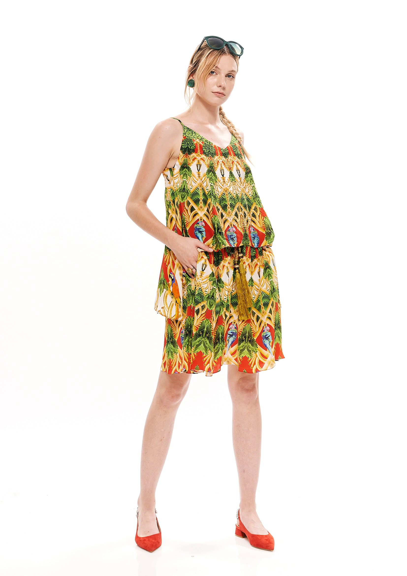 Shorts with elastic in 40% Silk and 60% Viscose with "Acanthus Temple Red" print.