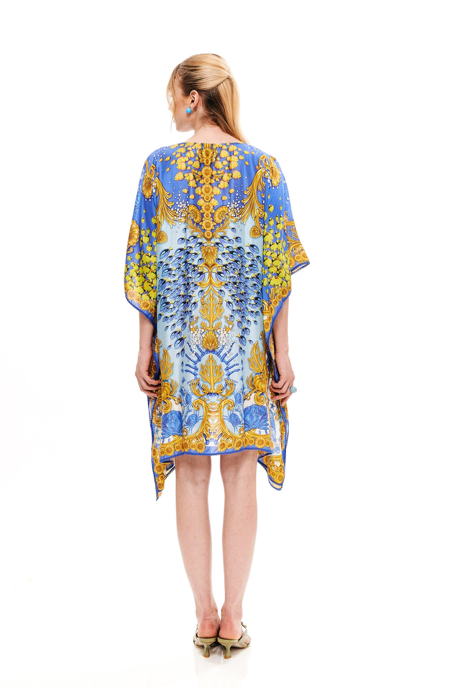 Fullness short kaftan in 75% Viscose and 25% Silk with "Alice Garden Natural Sand" print.