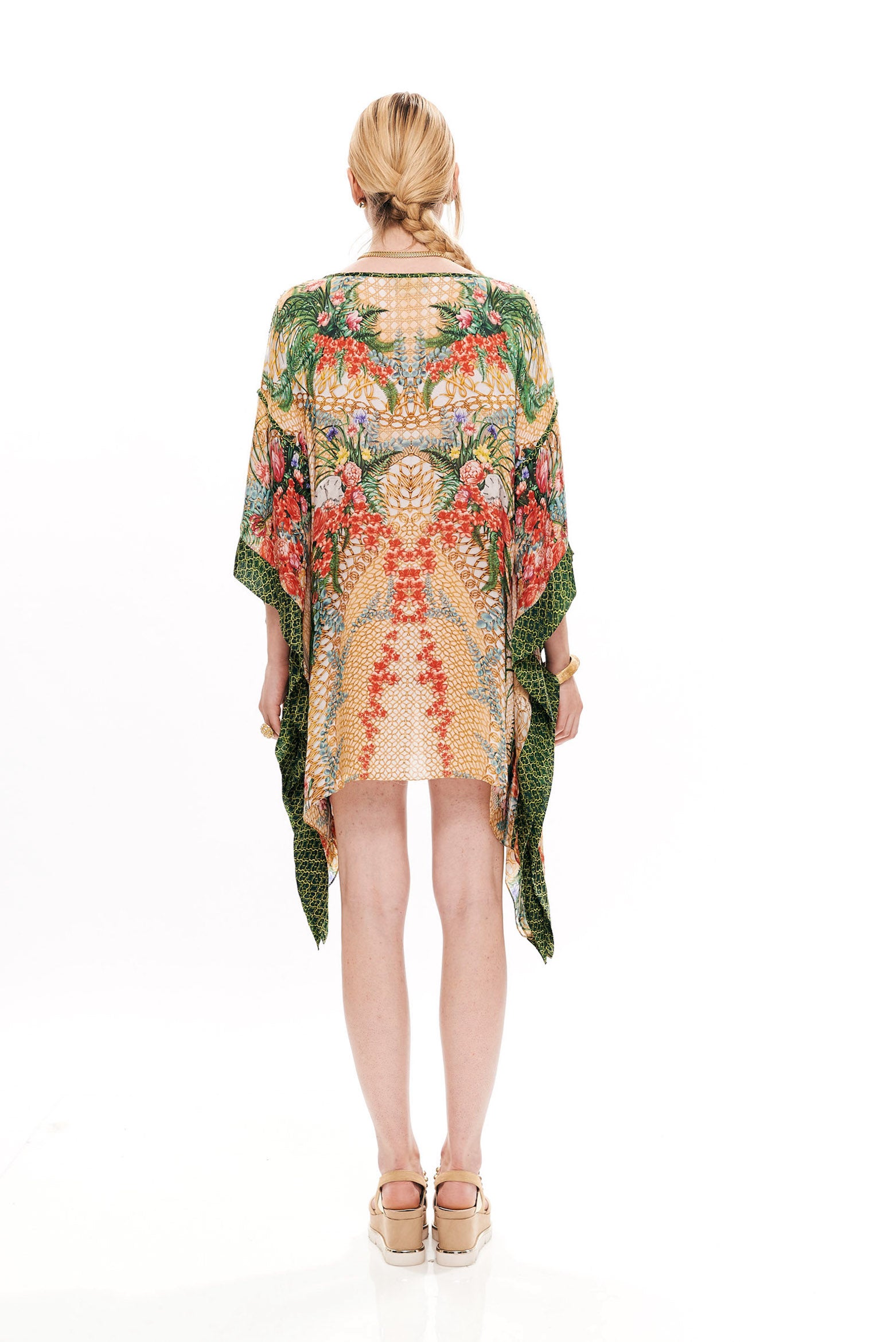 Yolka kaftan in 30% Silk and 70% Viscose with "Alice Garden Natural Sand" print.