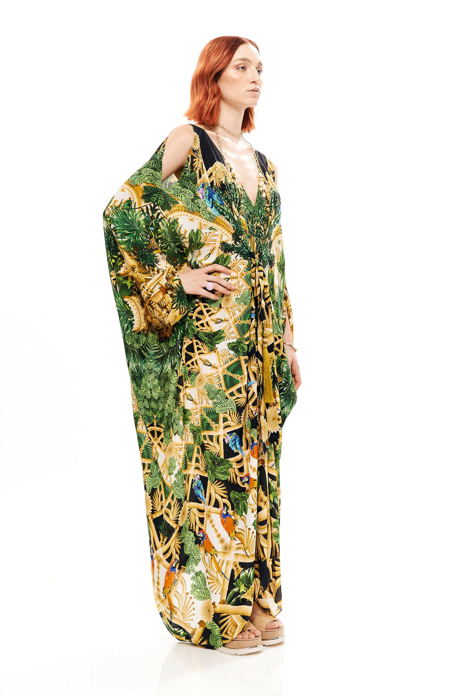Square long kaftan in 40% Silk and 60% Viscose with "Acanthus Temple Black" print.