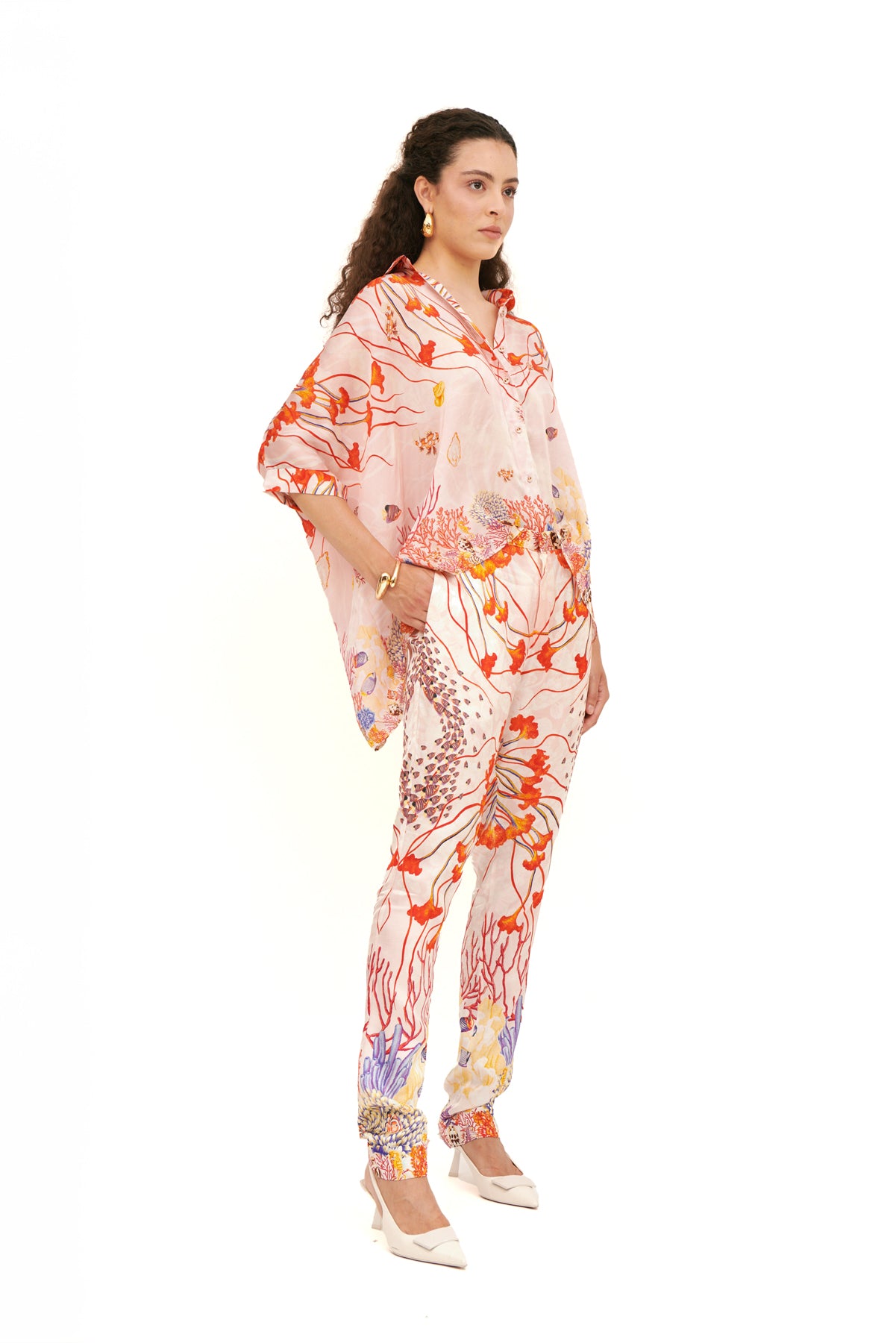 Oversized collared blouse with a relaxed fit and classic collar for a timeless look.