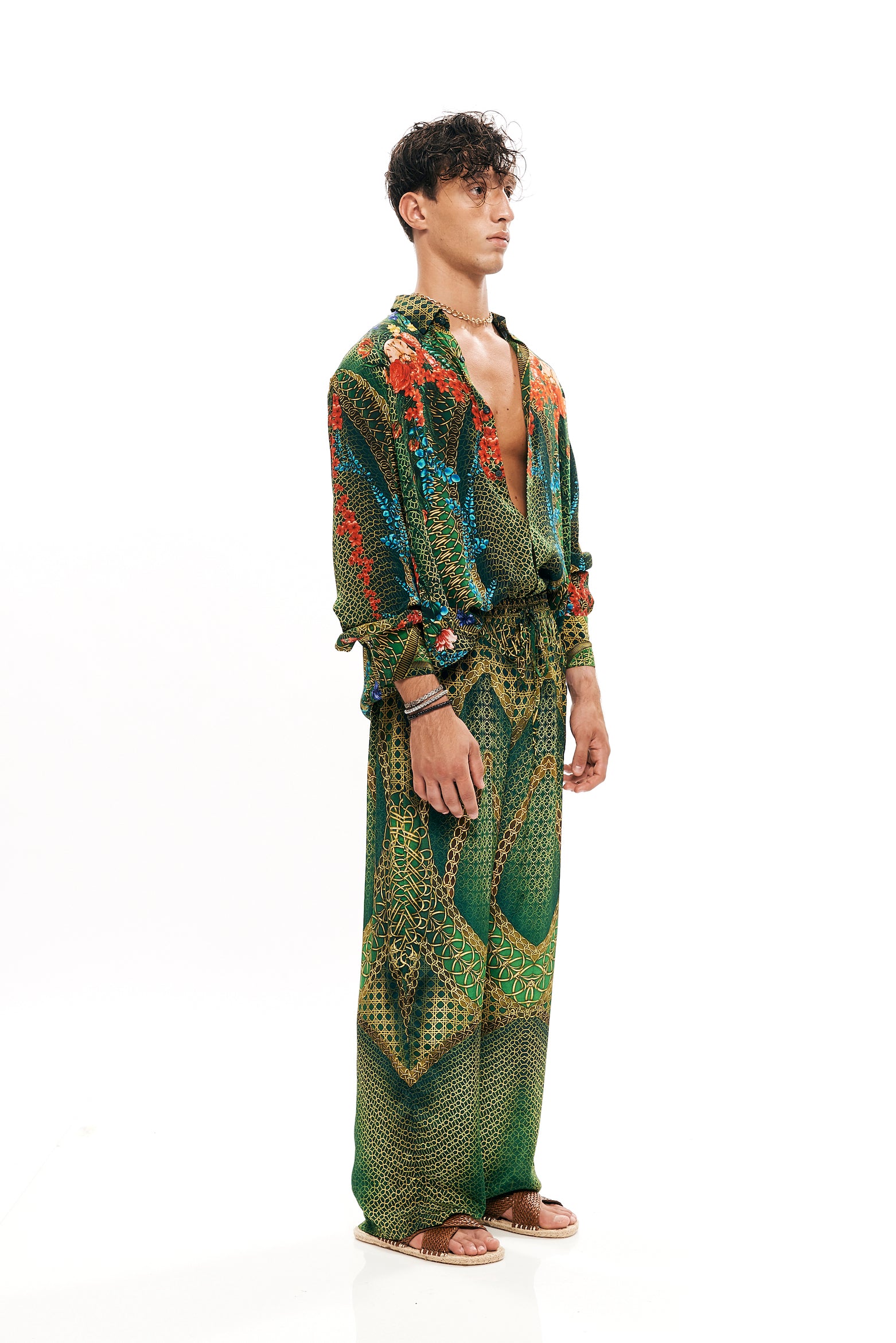 Full sleeve lounge shirt in 40% Silk and 60% Viscose with "Alice Garden Jungle" print.