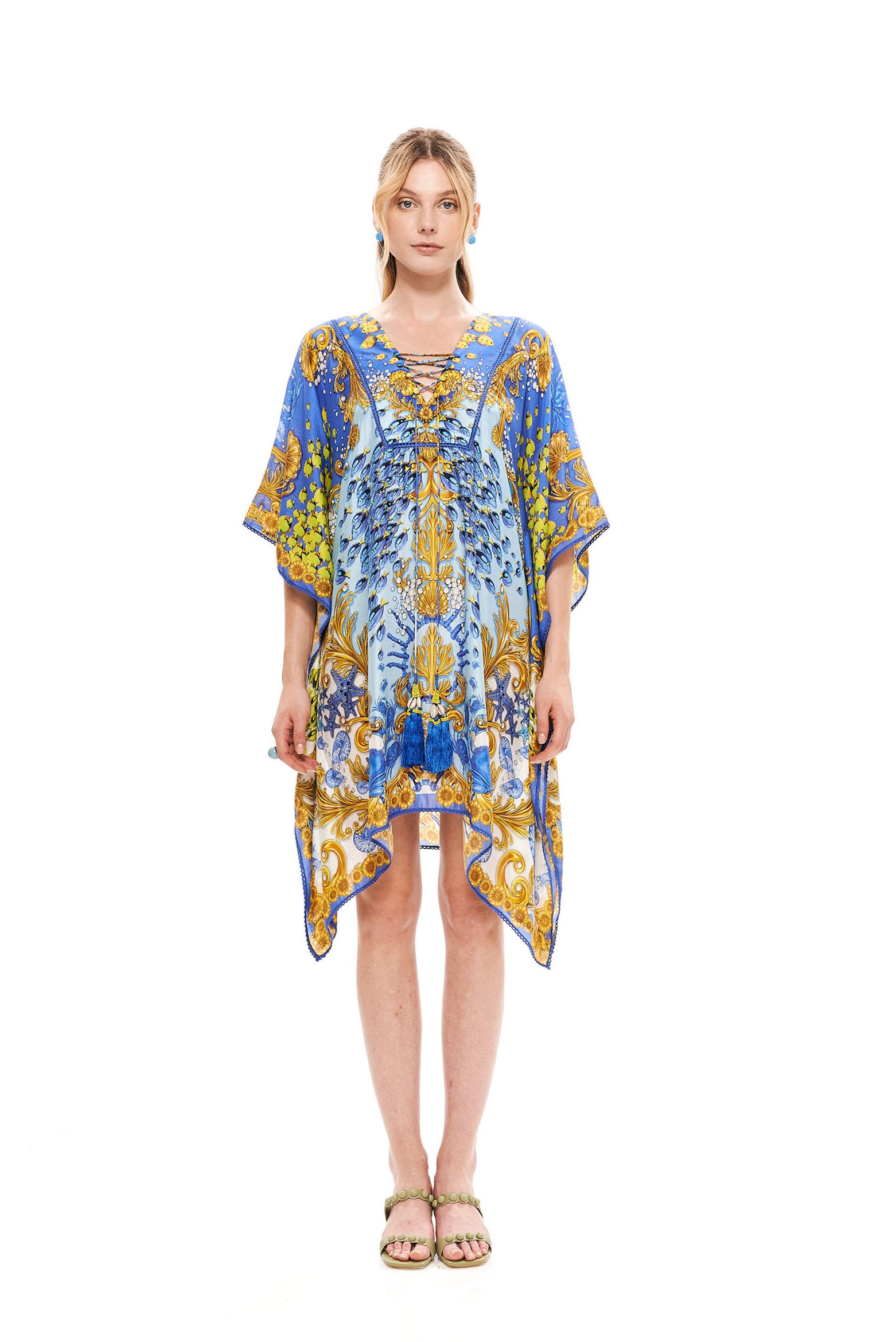 Fullness short kaftan in 75% Viscose and 25% Silk with "Alice Garden Natural Sand" print.