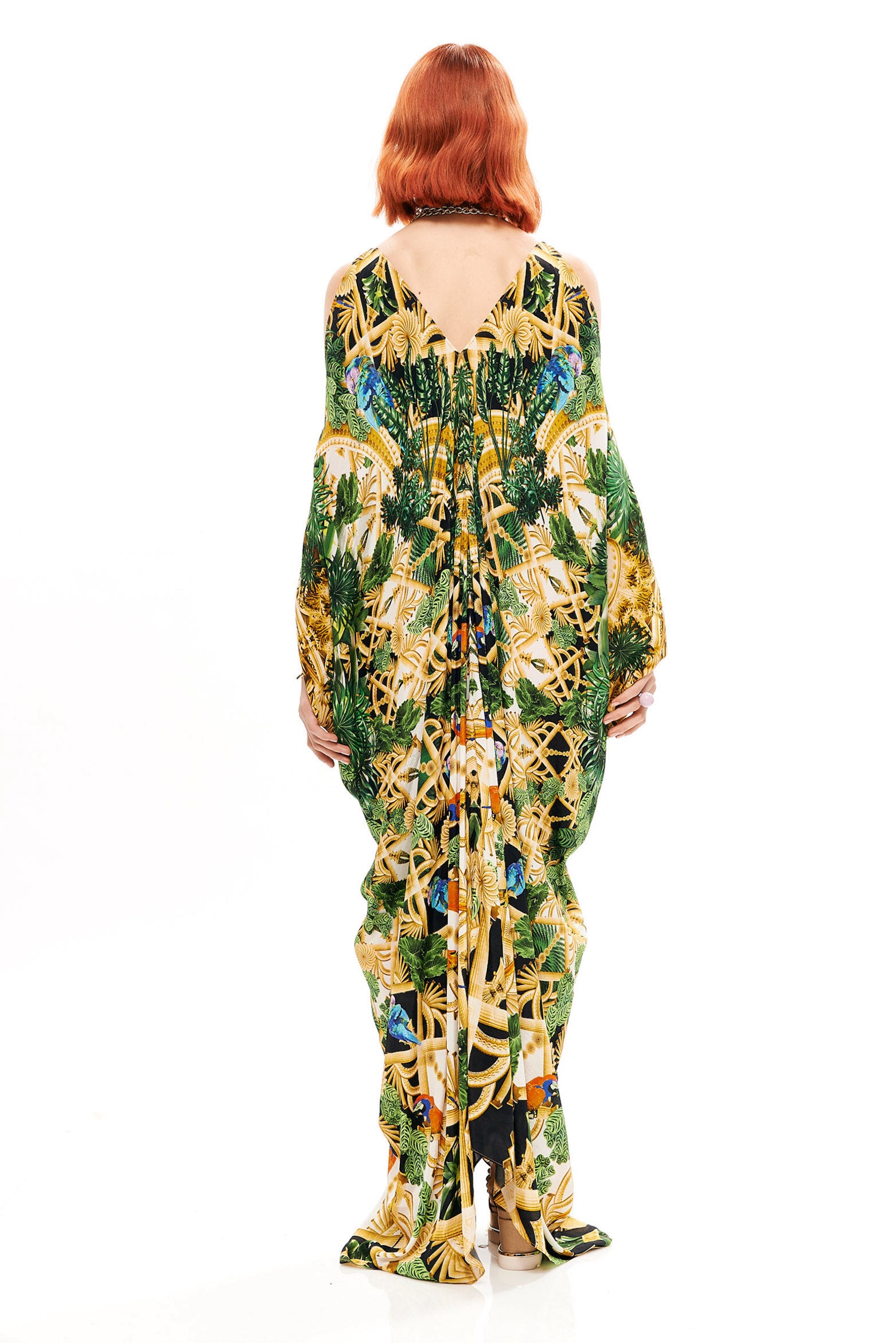 Square long kaftan in 40% Silk and 60% Viscose with "Acanthus Temple Black" print.